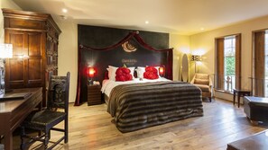 Suite – deluxe, 1 kingsize-seng | Safe på rommet, individuelt dekorert, individuelt innredet og skrivebord