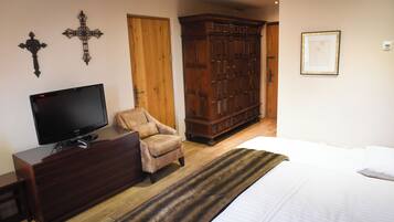 Phòng dành cho gia đình | Khu phòng khách | TV 36-inch có truyền hình kỹ thuật số, đầu đĩa DVD