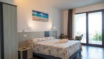 Superior kamer, uitzicht op zee, bijgebouw | Een kluis op de kamer, een bureau, geluiddichte muren, gratis wifi