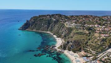 Piscina stagionale all'aperto, ombrelloni da piscina, lettini