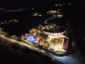 Seasonal outdoor pool, pool umbrellas, sun loungers - Luzia Agriresort (Ricadi)