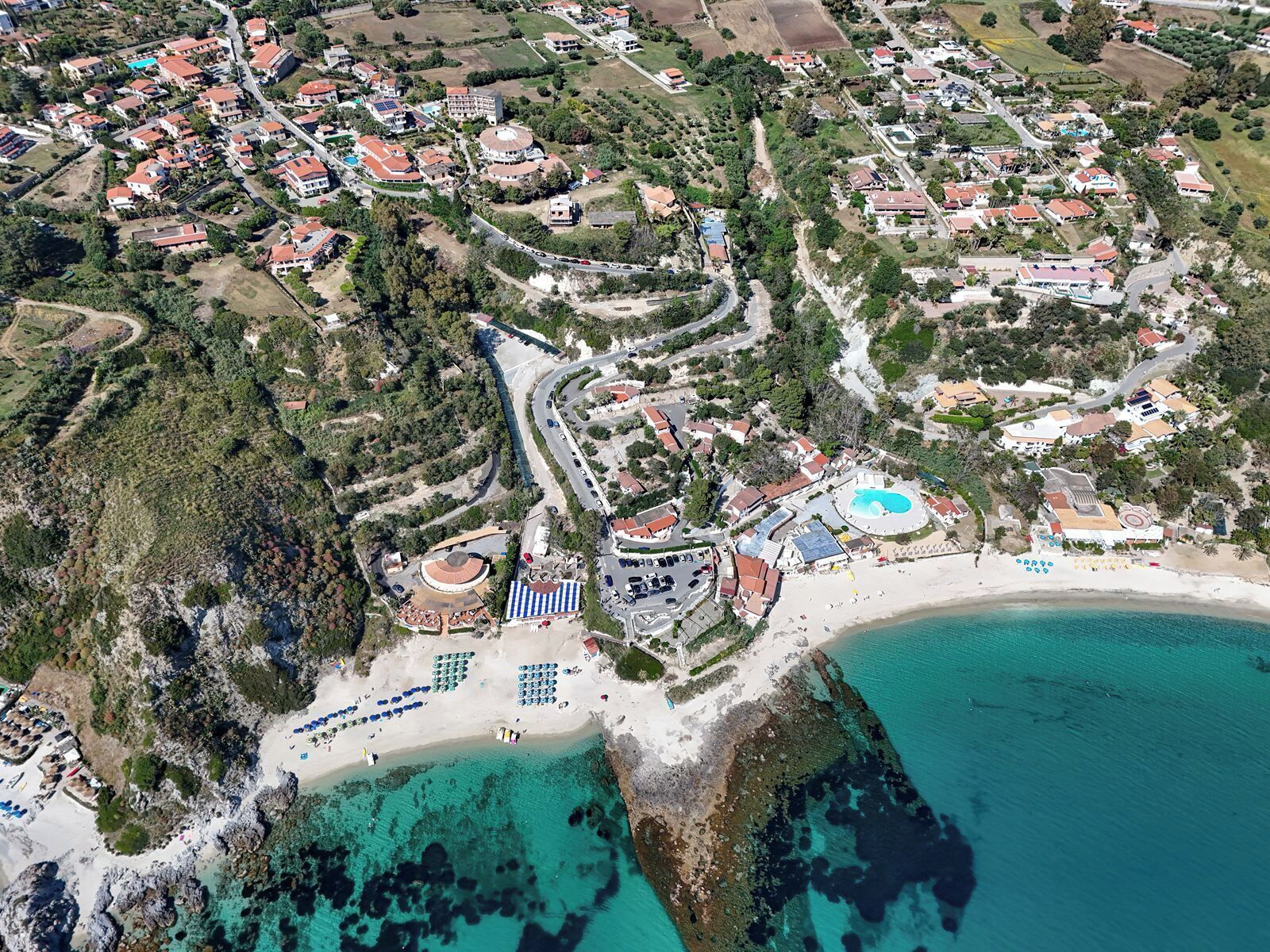 Seasonal outdoor pool, pool umbrellas, sun loungers