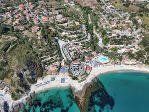 Seasonal outdoor pool, pool umbrellas, sun loungers - Luzia Agriresort (Ricadi)