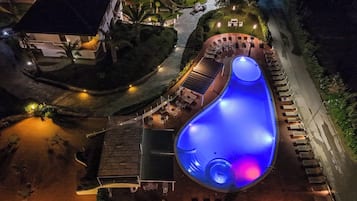 Een seizoensgebonden buitenzwembad, parasols voor strand/zwembad