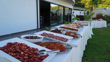 Daily buffet breakfast for a fee