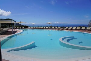 Desayuno buffet diario (EUR 8 por persona)