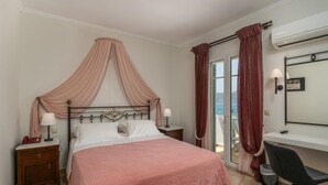Une chambre à coucher avec un lit, des tables de chevet, un bureau et une chaise.