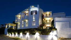 Un bâtiment blanc doté de balcons et d’une enseigne indiquant « Hôtel OSTRIA ».