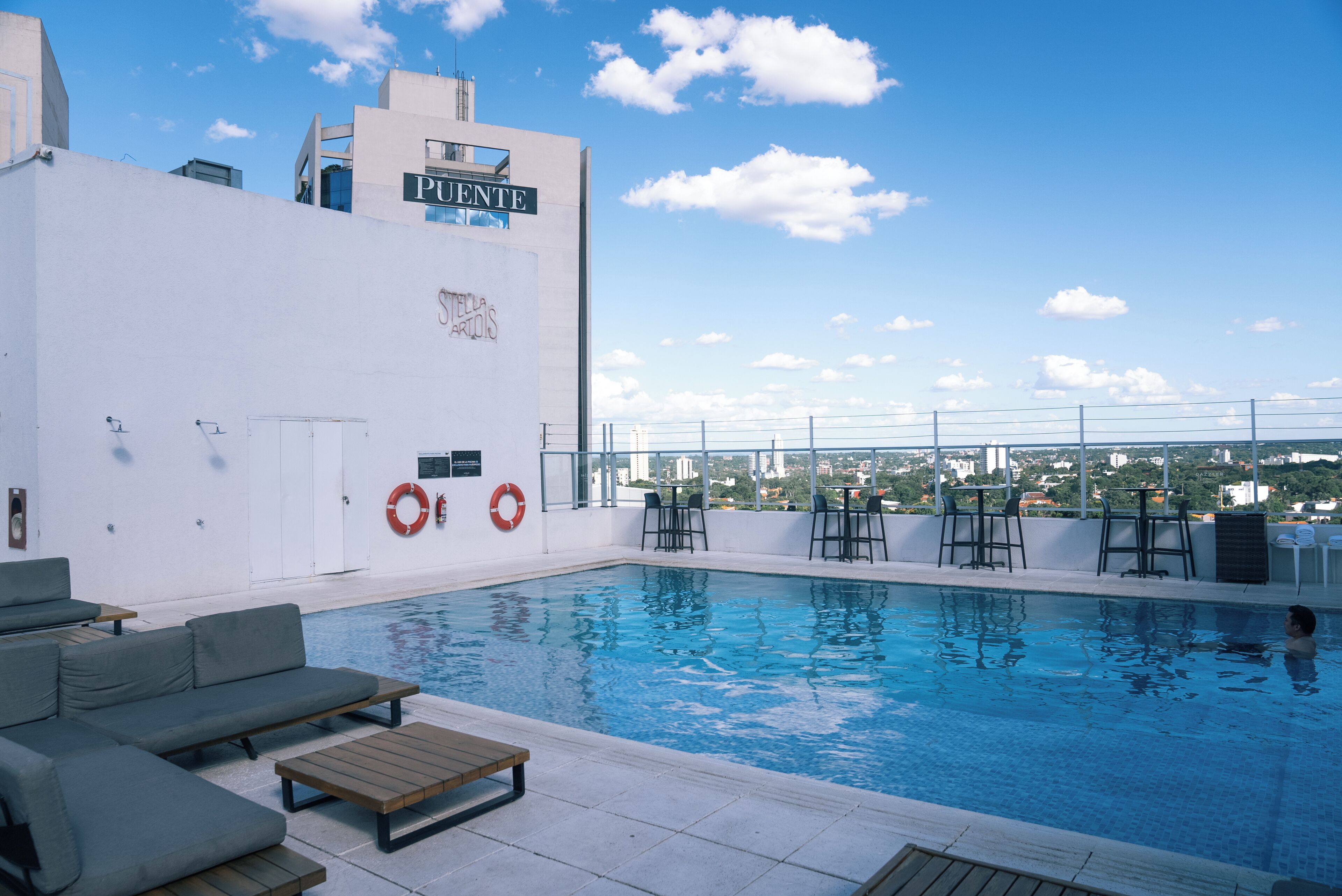 Utendørsbasseng og solsenger