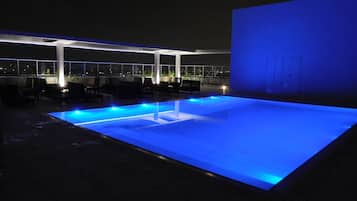 Piscina externa, espreguiçadeiras