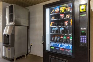 Een automaat met snacks en koude drankjes.