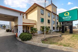 Een hotel met een bord waarop staat dat het een Quality Inn & Suites by Choice Hotels is.