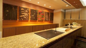 A hotel reception area with a granite counter, a nameplate, and a plant. - Hotel Villa Fontaine Tokyo - Ueno Okachimachi (Tokyo)