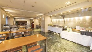 A spacious dining area with marble flooring, multiple tables, and a buffet setup. - Hotel Villa Fontaine Tokyo - Ueno Okachimachi (Tokyo)