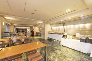 A spacious dining area with marble flooring, multiple tables, and a buffet setup. - Hotel Villa Fontaine Tokyo - Ueno Okachimachi (Tokyo)