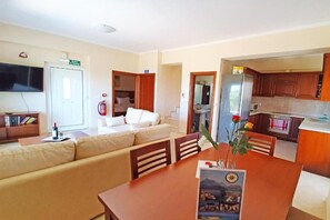 Wohnzimmer | Fernseher, Kamin