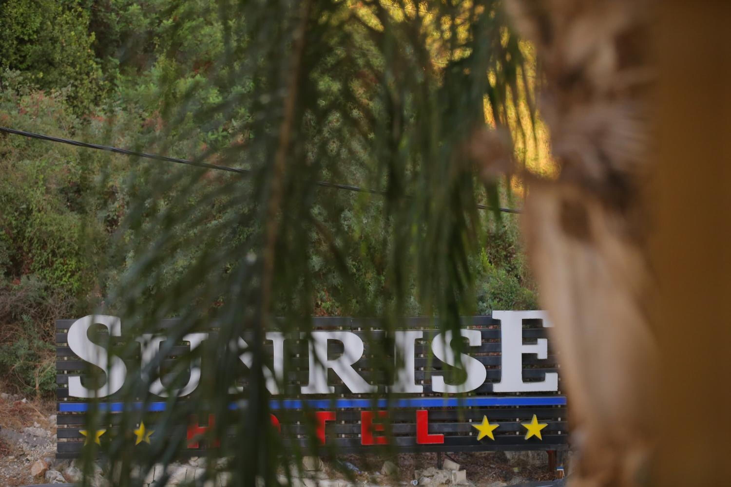 Señal del Hotel Sunrise con un diseño de estrella.