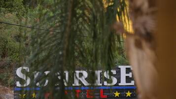 Señal del Hotel Sunrise con un diseño de estrella.