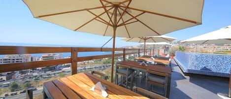 Piscina all'aperto, una piscina in terrazza