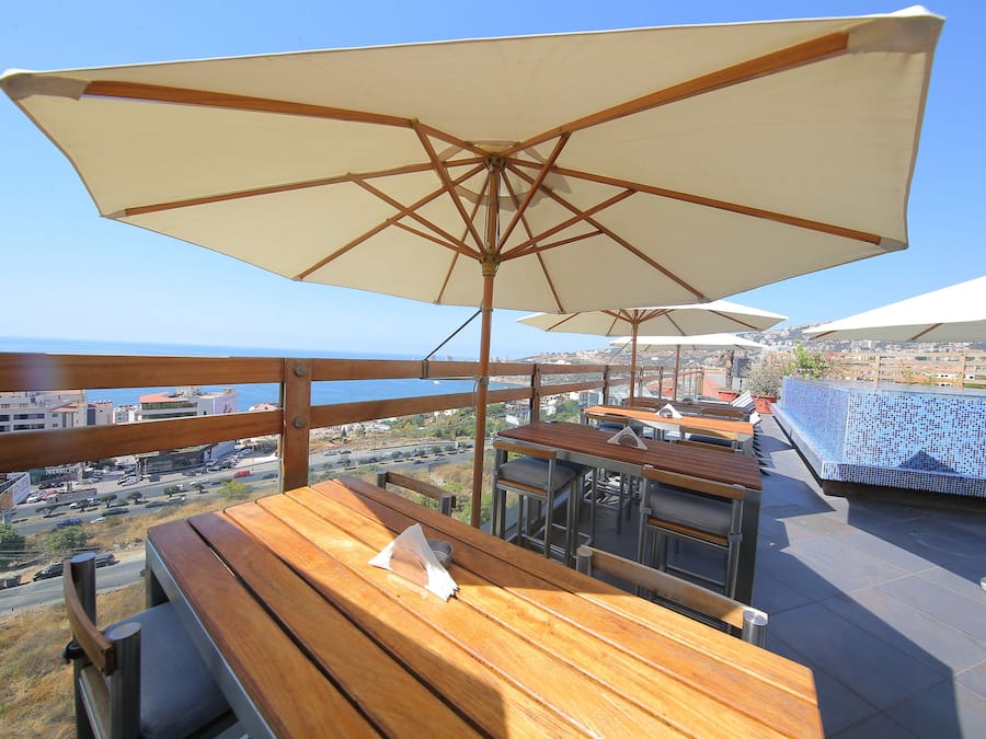 Una piscina al aire libre, una piscina en la azotea