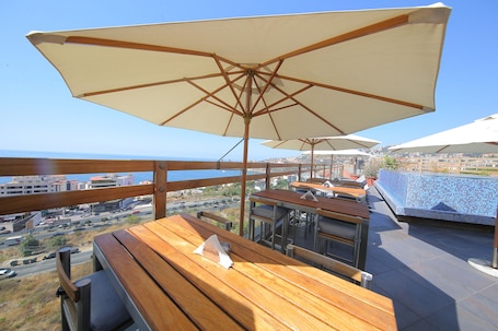 Una piscina al aire libre, una piscina en la azotea