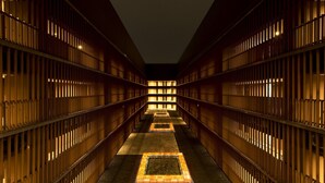 A corridor with bookshelves on both sides, leading to a central area with a patterned floor. - Hotel Villa Fontaine Grand Tokyo-Tamachi (Tokyo)