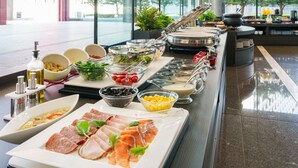 A buffet with various food options including meats, salads, and beverages. - Hotel Villa Fontaine Grand Tokyo-Tamachi (Tokyo)