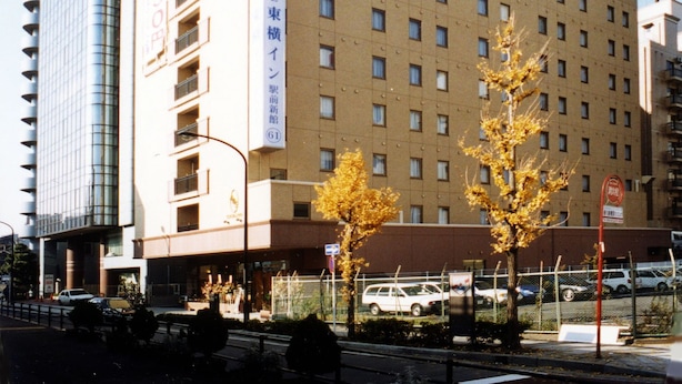 Un hotel de varios pisos con un cartel llamativo en la parte superior que dice "HOTEL".