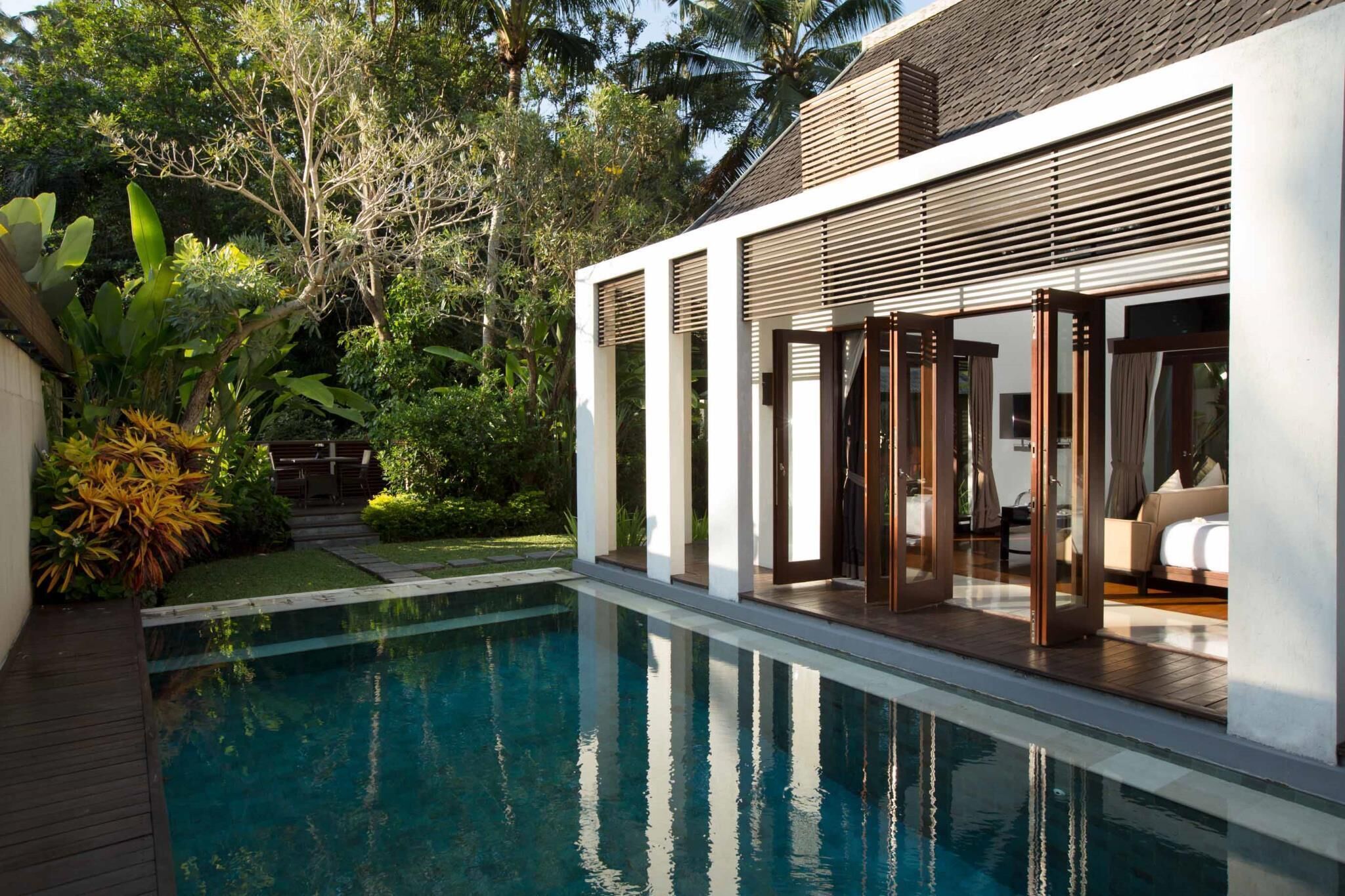 สระว่ายน้ำกลางแจ้ง