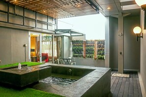 Unclassified image, 4 of 42, button