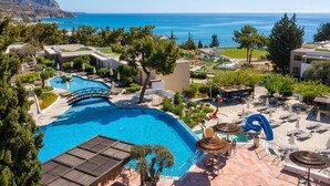 Un resort con piscina, zona de playa y vista al océano.