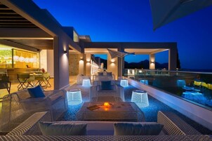 Una piscina techada, una piscina al aire libre