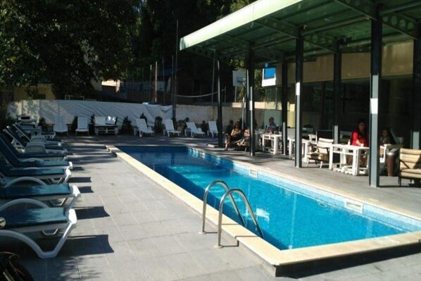 Outdoor pool - Tsarevets Hotel (Varna)