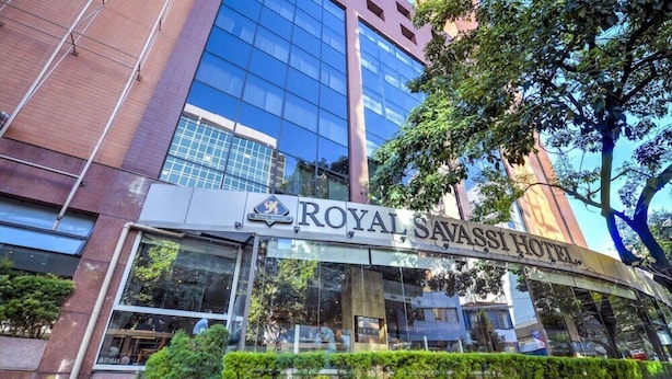 The exterior of the Royal Savassi Hotel with a modern glass facade and a prominent sign. - Royal Savassi Boutique Hotel (Belo Horizonte)