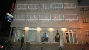 A two-story building with a restaurant on the ground floor. - Nuevo Villa Juanita Hotel (O Grove)