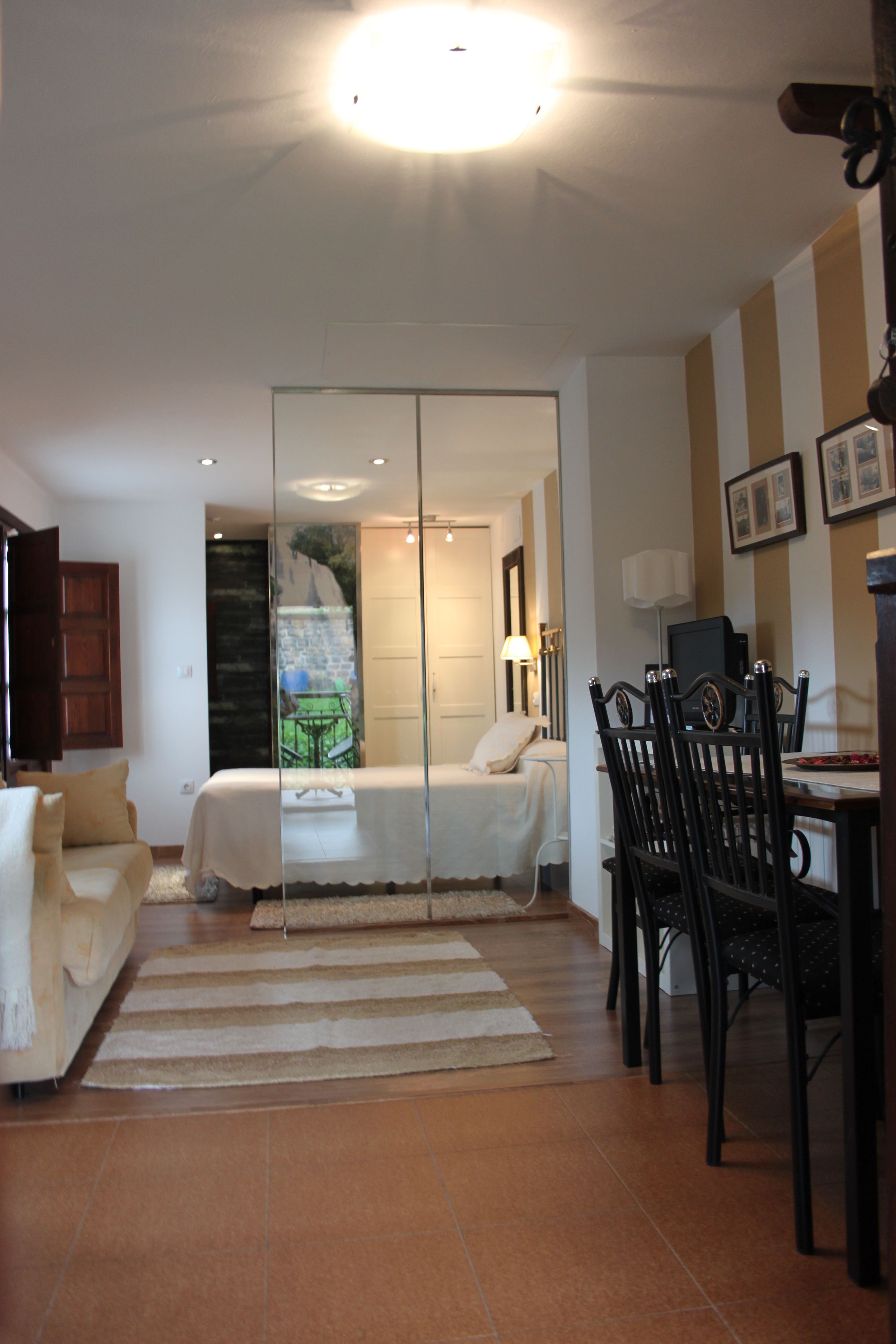 Departamento, 1 habitación, Terraza, vista al jardín | Área de sala de estar | Televisión de pantalla plana 