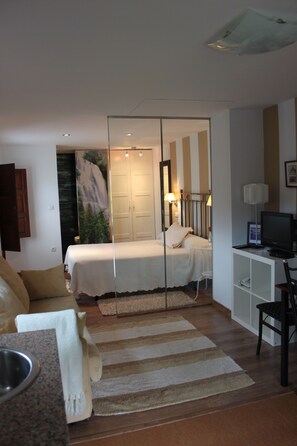 Appartement, 1 slaapkamer, terras, uitzicht op tuin | Een kluis op de kamer, een strijkplank/strijkijzer