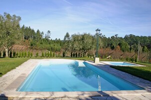Una piscina al aire libre de temporada