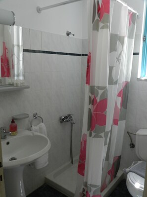 Bathroom - Triantafillas Apartments (Rhodes)