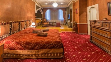 Luxury-Suite, 1 King-Bett, Stadtblick | Hochwertige Bettwaren, Minibar, Zimmersafe, Schreibtisch