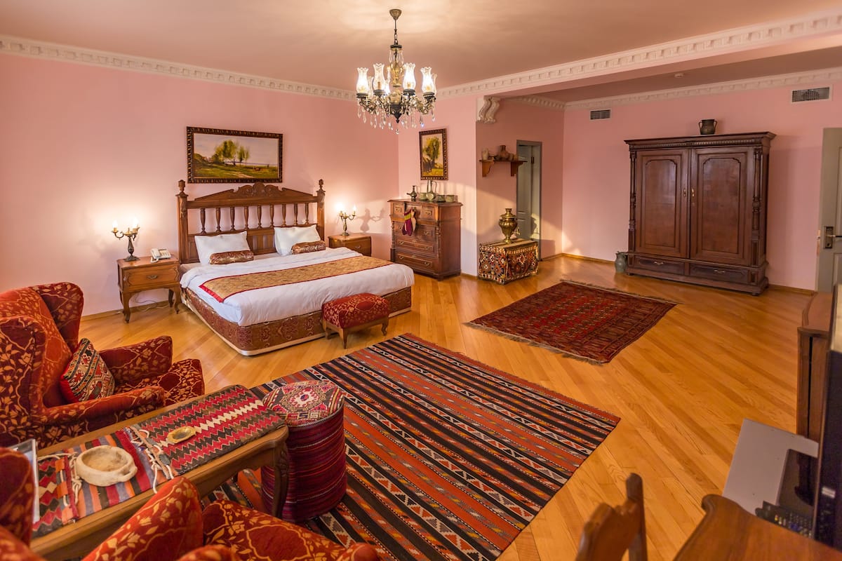 Luxury Suite, 1 King Bed, City View | Premium bedding, minibar, in-room safe, desk