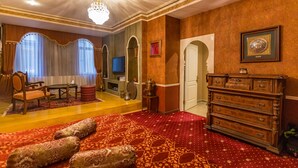 Suite de luxe, 1 llit de matrimoni gran, vistes a la ciutat | Roba de llit d'alta qualitat, minibar i caixa forta a l'habitació 