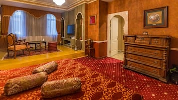 Luxury-Suite, 1 King-Bett, Stadtblick | Hochwertige Bettwaren, Minibar, Zimmersafe, Schreibtisch