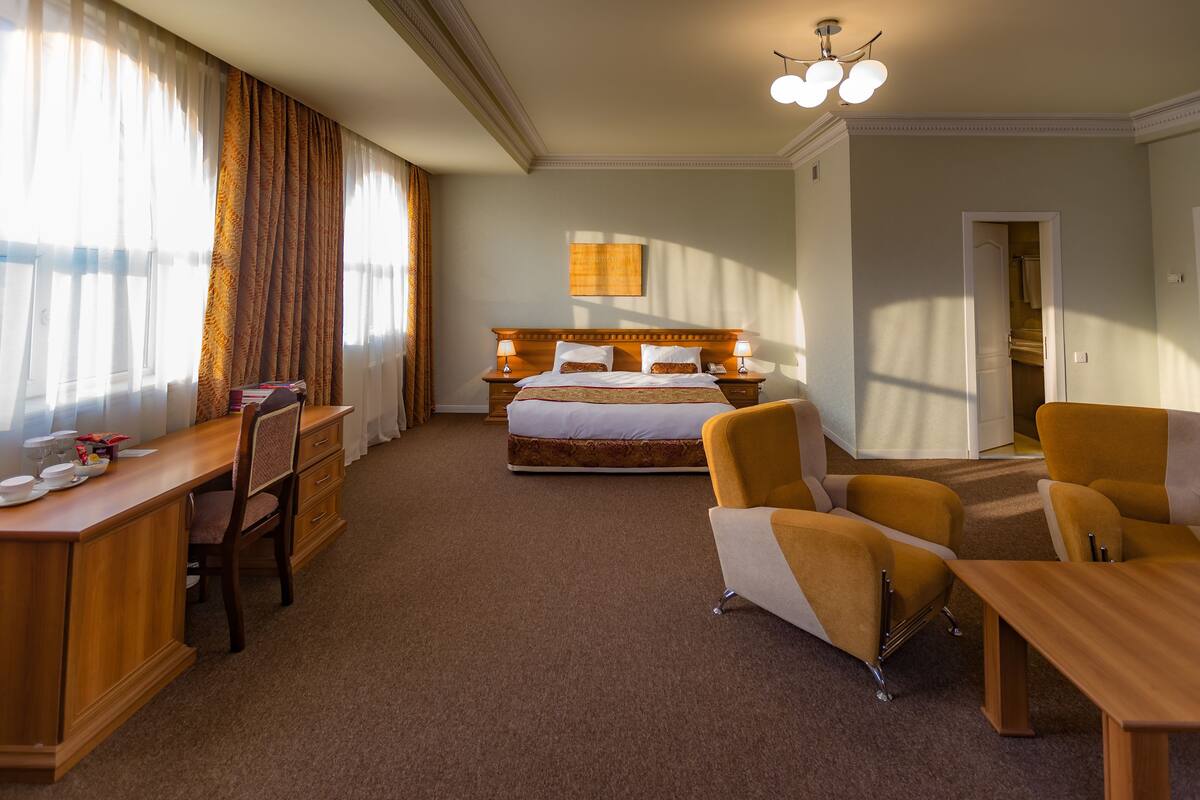 Deluxe-Doppelzimmer, 1 King-Bett, Stadtblick | Hochwertige Bettwaren, Minibar, Zimmersafe, Schreibtisch