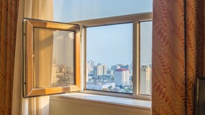 Habitació doble Deluxe, 1 llit de matrimoni gran, vistes a la ciutat | Equipament de l'habitació
