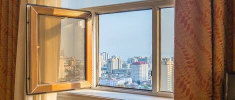 Deluxe-Doppelzimmer, 1 King-Bett, Stadtblick | Zimmerausstattung