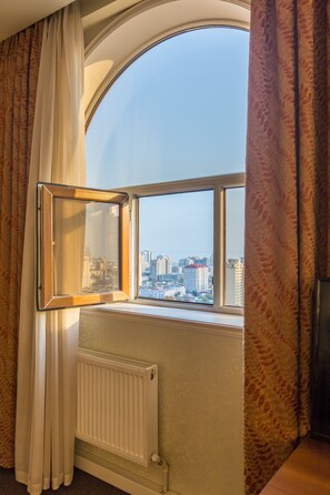 Deluxe-Doppelzimmer, 1 King-Bett, Stadtblick | Zimmerausstattung