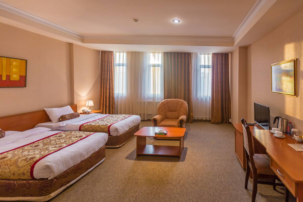 Standard-Dreibettzimmer, 3 Einzelbetten, Stadtblick | Hochwertige Bettwaren, Minibar, Zimmersafe, Schreibtisch
