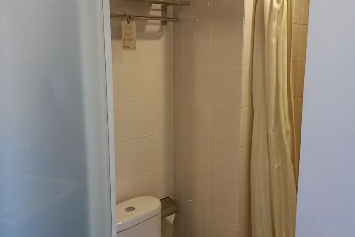 Regadera, amenidades de baño gratuitas, pantuflas, toallas 