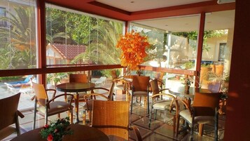 2 bars/lounges, poolside bar